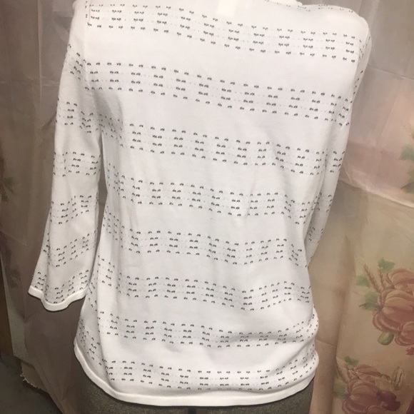 Ladies sweater sized, appears to be more of a large - Picture 3 of 3